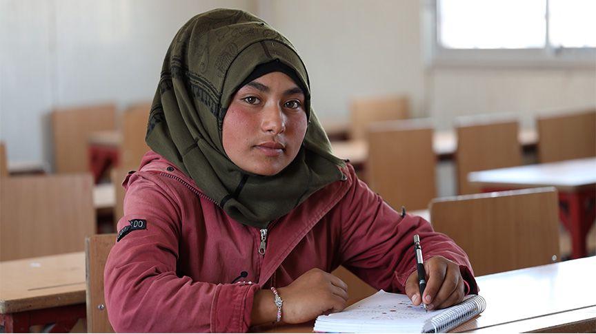 15岁的哈南在叙利亚的学校里